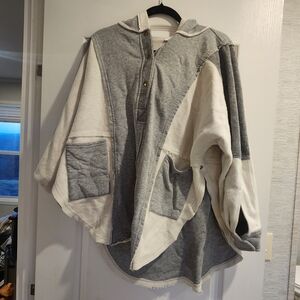 Aemi+co Gray and Cream Hooded Sweatshirt Size M Euc